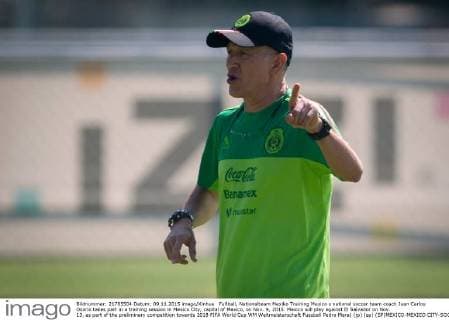 Fußball, Nationalteam Mexiko Training Mexico s national soccer team coach Juan Carlos Osorio takes part in a training session in Mexico City, capital of Mexico, on Nov. 9, 2015. Mexico will play against El Salvador on Nov. 13, as part of the preliminary competition towards 2018 FIFA World Cup WM Weltmeisterschaft Fussball Pedro Mera) (jp) (sp) (SP)MEXICO-MEXICO CITY-SOCCER national team Nationalteam e PedroxMera 