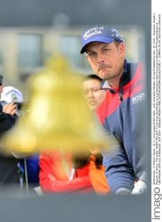 Golf, Shanghai Masters, PK und Pressetermin Nov. 10, 2015 - Shanghai, People s Republic of China - The golfer DANNY WILLETT trying rings the bell during a presentation after the press conference PK Pressekonferenz at Lake Malaren Golf Club in Shanghai. Golf 2015 - Shanghai Masters  - ZUMAm119
