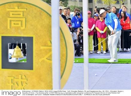 Golf, Shanghai Masters, PK und Pressetermin Nov. 10, 2015 - Shanghai, People s Republic of China - The Chinese golfer LI HAOTONG during a presentation after the press conference PK Pressekonferenz at Lake Malaren Golf Club in Shanghai. Golf 2015 - Shanghai Masters  - ZUMAm119