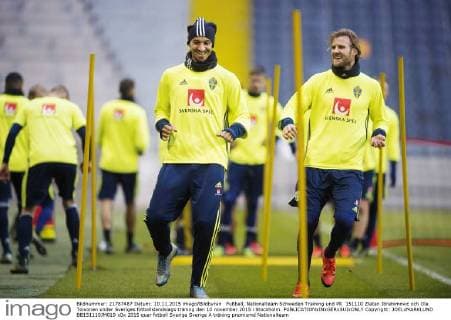 Fußball, Nationalteam Schweden Training und PK 151110 Zlatan Ibrahimovic och Ola Toivonen under Sveriges fotbollslandslags träning den 10 november 2015 i Stockholm.  Copyright: JOELxMARKLUND BB151110JM019