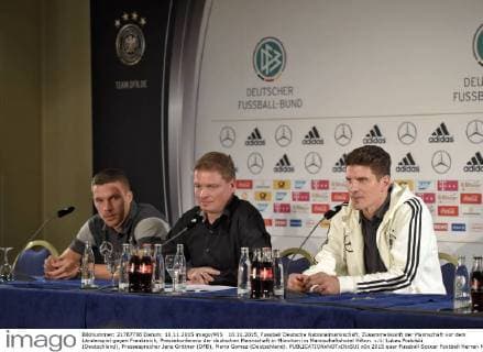 10.11.2015, Fussball Deutsche Nationalmannschaft, Zusammenkunft der Mannschaft vor dem Länderspiel gegen Frankreich, Pressekonferenz der deutschen Mannschaft in München im Mannschaftshotel Hilton. v.li: Lukas Podolski (Deutschland), Pressesprecher Jens Grittner (DFB), Mario Gomez (Deutschland). 