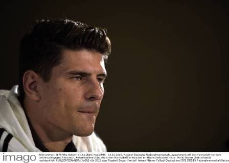10.11.2015, Fussball Deutsche Nationalmannschaft, Zusammenkunft der Mannschaft vor dem Länderspiel gegen Frankreich, Pressekonferenz der deutschen Mannschaft in München im Mannschaftshotel Hilton. Mario Gomez (Deutschland) nachdenklich. 