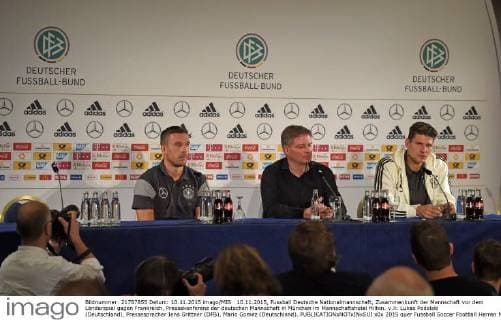 10.11.2015, Fussball Deutsche Nationalmannschaft, Zusammenkunft der Mannschaft vor dem Länderspiel gegen Frankreich, Pressekonferenz der deutschen Mannschaft in München im Mannschaftshotel Hilton. v.li: Lukas Podolski (Deutschland), Pressesprecher Jens Grittner (DFB), Mario Gomez (Deutschland). 