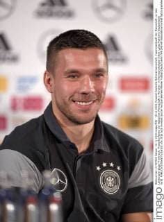 10.11.2015, Fussball Deutsche Nationalmannschaft, Zusammenkunft der Mannschaft vor dem Länderspiel gegen Frankreich, Pressekonferenz der deutschen Mannschaft in München im Mannschaftshotel Hilton. Lukas Podolski (Deutschland) lacht. 