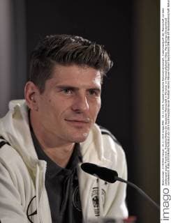 10.11.2015, Fussball Deutsche Nationalmannschaft, Zusammenkunft der Mannschaft vor dem Länderspiel gegen Frankreich, Pressekonferenz der deutschen Mannschaft in München im Mannschaftshotel Hilton. Mario Gomez (Deutschland) nachdenklich. 