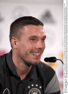 10.11.2015, Fussball Deutsche Nationalmannschaft, Zusammenkunft der Mannschaft vor dem Länderspiel gegen Frankreich, Pressekonferenz der deutschen Mannschaft in München im Mannschaftshotel Hilton. Lukas Podolski (Deutschland) lacht. 