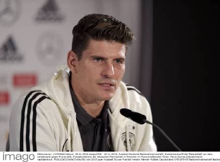 10.11.2015, Fussball Deutsche Nationalmannschaft, Zusammenkunft der Mannschaft vor dem Länderspiel gegen Frankreich, Pressekonferenz der deutschen Mannschaft in München im Mannschaftshotel Hilton. Mario Gomez (Deutschland) nachdenklich. 