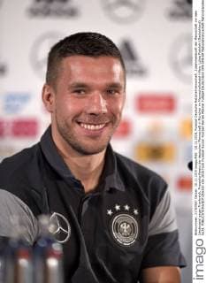 10.11.2015, Fussball Deutsche Nationalmannschaft, Zusammenkunft der Mannschaft vor dem Länderspiel gegen Frankreich, Pressekonferenz der deutschen Mannschaft in München im Mannschaftshotel Hilton. Lukas Podolski (Deutschland) lacht. 