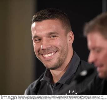 10.11.2015, Fussball Deutsche Nationalmannschaft, Zusammenkunft der Mannschaft vor dem Länderspiel gegen Frankreich, Pressekonferenz der deutschen Mannschaft in München im Mannschaftshotel Hilton. Lukas Podolski (Deutschland) lacht. 