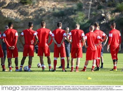 SOCCER - AUT vs SUI, friendly match, preview ALICANTE,SPAIN,10.NOV.15 - SOCCER - OEFB international match Länderspiel Austria vs Switzerland, friendly match, preview, team training camp, training team AUT. Image shows head coach Marcel Koller (AUT) and the players of AUT. GEPAxpictures xChristianxOrt