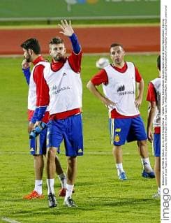 Fußball, Training Nationalteam Spanien Spain national team Nationalteam training session at Las Rozas. In this picture, Gerard Pique and Santi Cazorla. xPABLOGARCIAx 