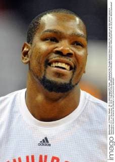 Oklahoma City Thunder forward Kevin Durant (35) warms up at the Verizon Center in Washington, D.C. on November 10, 2015.  WAG2015111001 MARKxGOLDMAN