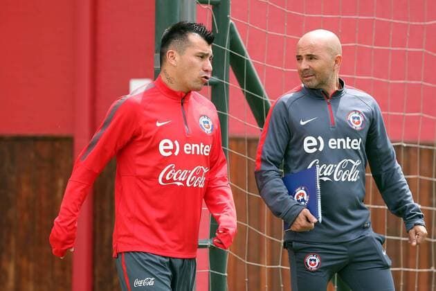 Fussball, Training Nationalteam Chile SANTIAGO, Nov. 10, 2015 -- Image provided by Chile s National Professional Football Association (, for its acronym in Spanish) shows Chilean national football team player Gary Medel (L) talking with his coach Jorge Sampaoli (R) during a training session at Juan Pinto Duran Sports Complex in Santiago city, capital of Chile, Nov. 10, 2015. Chile will face Paraguay in the match for the qualifying of the 2018 FIFA World Cup WM Weltmeisterschaft Fussball Russia, Friday Nov. 12 at Estadio Nacional of Santiago. ) (jg) (ah) (SP)CHILE-SANTIAGO-FOOTBALL-TRAINING ANFP 