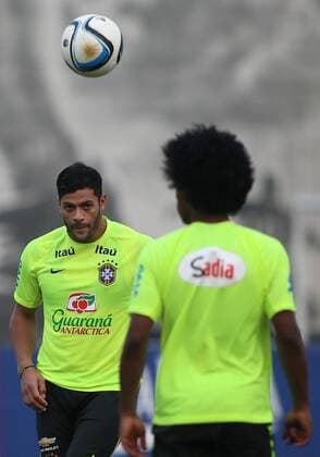 SAO PAULO, Nov. 10, 2015 -- Hulk (L) of Brazil s national soccer team takes part in a training session in Sao Paulo, Brazil, on Nov. 10, 2015. Brazil will face Argentina on Nov. 12, and Peru on Nov. 17, in qualifier matches for the World Cup Russia 2018. Rahel Patrasso) (da) (sp) (SP)BRAZIL-SAO PAULO-SOCCER-TRAINING e RahelxPatrasso 