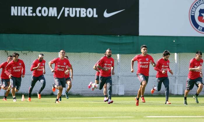 Fussball, Training Nationalteam Chile SANTIAGO, Nov. 10, 2015 -- Image provided by Chile s National Association of Professional Soccer (, for its acronym in Spanish), shows players of Chile taking part during a training session in the Sporting Complex Juan Pinto Duran, in Santiago city, capital of Chile, on Nov. 10, 2015. Chile will face Colombia in the qualifying match for the FIFA World Cup WM Weltmeisterschaft Fussball 2018 in the National Stadium of Santiago on Nov. 12. ) (da) (sp) (SP)CHILE-SANTIAGO-SOCCER-TRAINING ANFP 