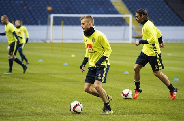151111 Sebastian Larsson, Gustav Svensson - Fussball, Training Nationalteam Schweden in Stockholm.  JOELxMARKLUND BB151111JM002