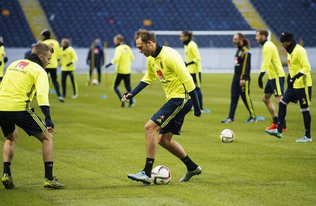 151111 Sebastian Larsson, Andreas Granqvist - Fussball, Training Nationalteam Schweden in Stockholm.  JOELxMARKLUND BB151111JM004