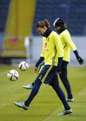 151111 Erik Johansson - Fussball, Training Nationalteam Schweden in Stockholm.  JOELxMARKLUND BB151111JM016