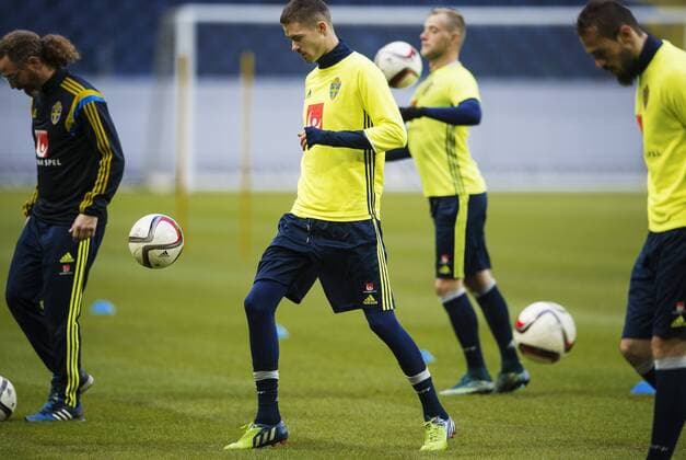 151111 Mikael Lustig - Fussball, Training Nationalteam Schweden in Stockholm.  JOELxMARKLUND BB151111JM017