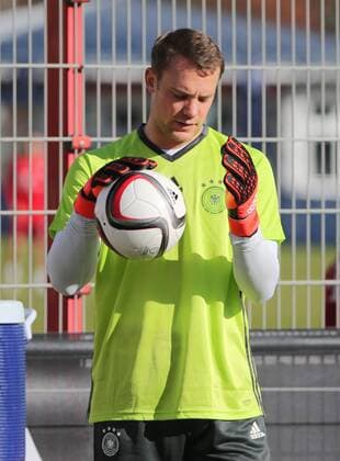11.11.2015, DFB Team Training, Säbenerstrasse, München, Fussball, im Bild: Torwart Manuel Neuer (FCB)