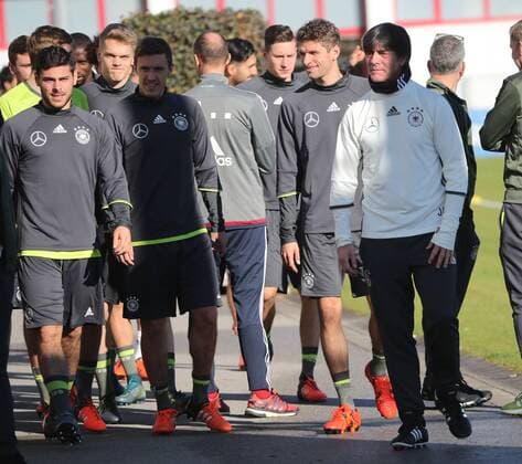 11.11.2015, DFB Team Training, Säbenerstrasse, München, Fussball, im Bild: Kevin Volland (Deutschland), Matthias Ginter (Deutschland), Thomas Mueller (Deutschland) und Trainer Joachim Loew (Deutschland)