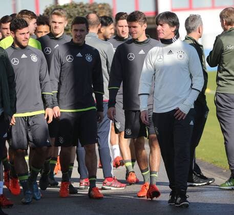 11.11.2015, DFB Team Training, Säbenerstrasse, München, Fussball, im Bild: Kevin Volland (Deutschland), Matthias Ginter (Deutschland), Thomas Mueller (Deutschland) und Trainer Joachim Loew (Deutschland)