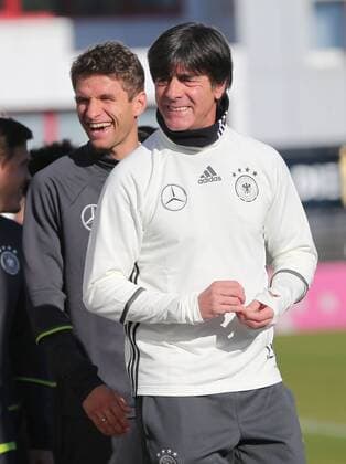 11.11.2015, DFB Team Training, Säbenerstrasse, München, Fussball, im Bild: Thomas Mueller (Deutschland) und Trainer Joachim Loew (Deutschland)