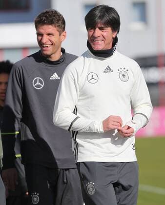 11.11.2015, DFB Team Training, Säbenerstrasse, München, Fussball, im Bild: Thomas Mueller (Deutschland) und Trainer Joachim Loew (Deutschland)