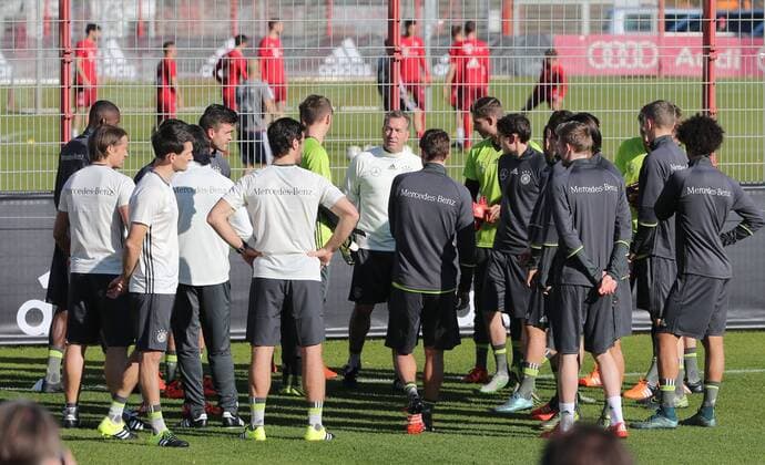 11.11.2015, DFB Team Training, Säbenerstrasse, München, Fussball, im Bild: DFB Team und FCB Trainieren zeitgleich
