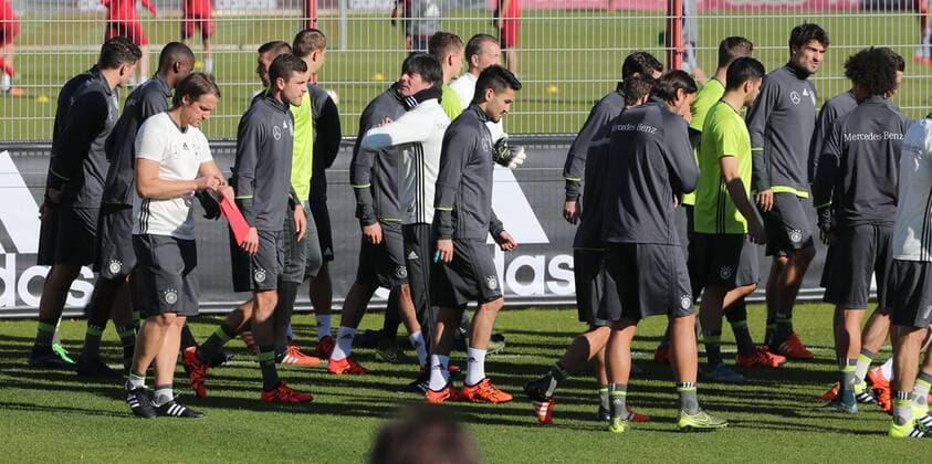 11.11.2015, DFB Team Training, Säbenerstrasse, München, Fussball, im Bild: Mitte, Trainer Joachim Loew (Deutschland) und sein Team