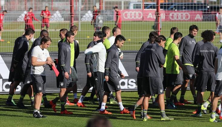11.11.2015, DFB Team Training, Säbenerstrasse, München, Fussball, im Bild: Mitte, Trainer Joachim Loew (Deutschland) und sein Team