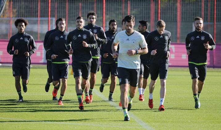 11.11.2015, DFB Team Training, Säbenerstrasse, München, Fussball, im Bild: DFB Team beim Joggen