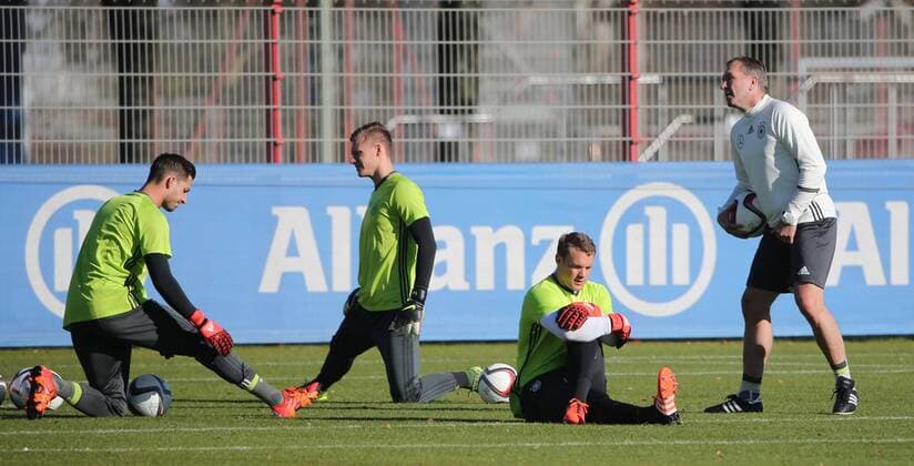 11.11.2015, DFB Team Training, Säbenerstrasse, München, Fussball, im Bild: DFB Torwart Team beim aufwärmen, Kevin Trapp (Deutschland), Bernd Leno(Deutschland), Manuel Neuer (Deutschland) und Torwart Trainer Andreas Köpke