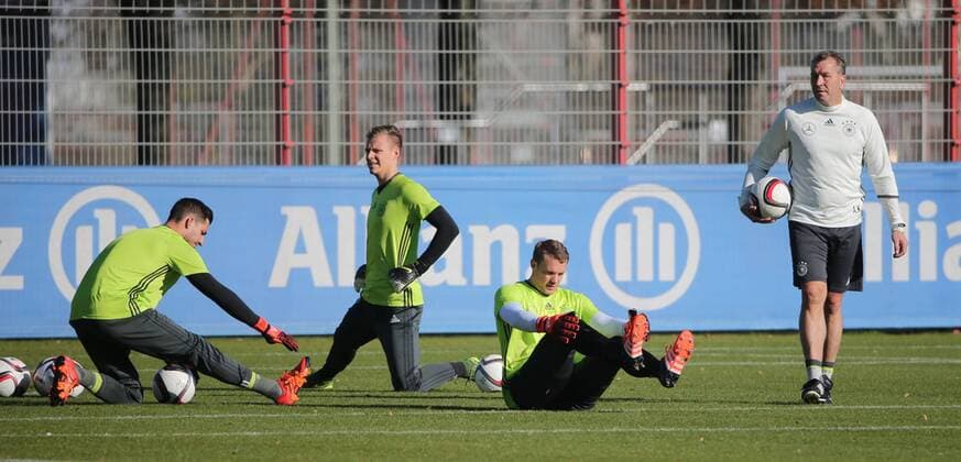 11.11.2015, DFB Team Training, Säbenerstrasse, München, Fussball, im Bild: DFB Torwart Team beim aufwärmen, Kevin Trapp (Deutschland), Bernd Leno(Deutschland), Manuel Neuer (Deutschland) und Torwart Trainer Andreas Köpke