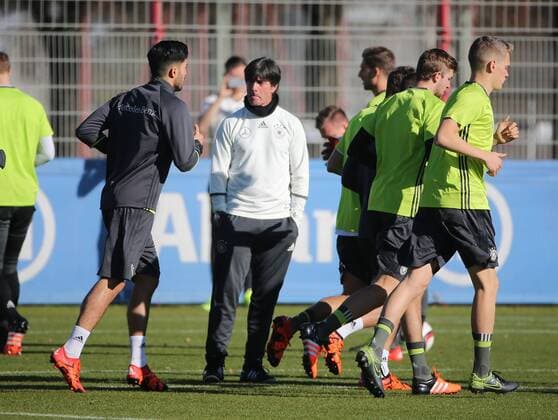11.11.2015, DFB Team Training, Säbenerstrasse, München, Fussball, im Bild: Trainer Joachim Loew (Deutschland) beobachtet sein Team