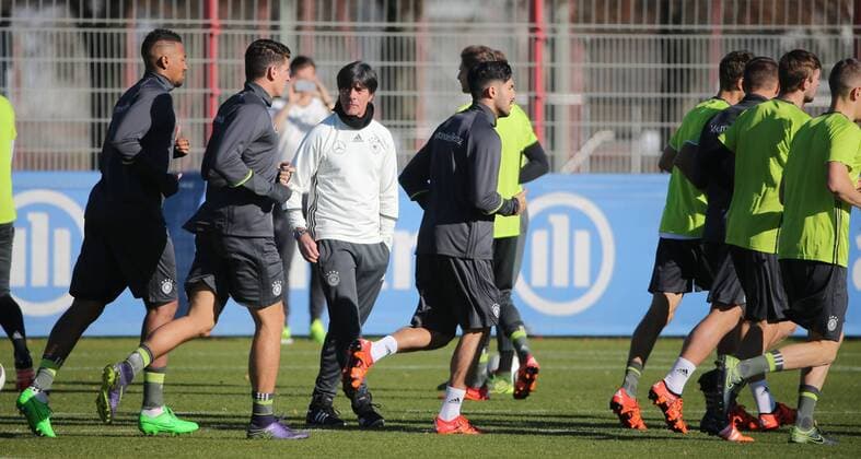 11.11.2015, DFB Team Training, Säbenerstrasse, München, Fussball, im Bild: Trainer Joachim Loew (Deutschland) beobachtet sein Team beim Jogging