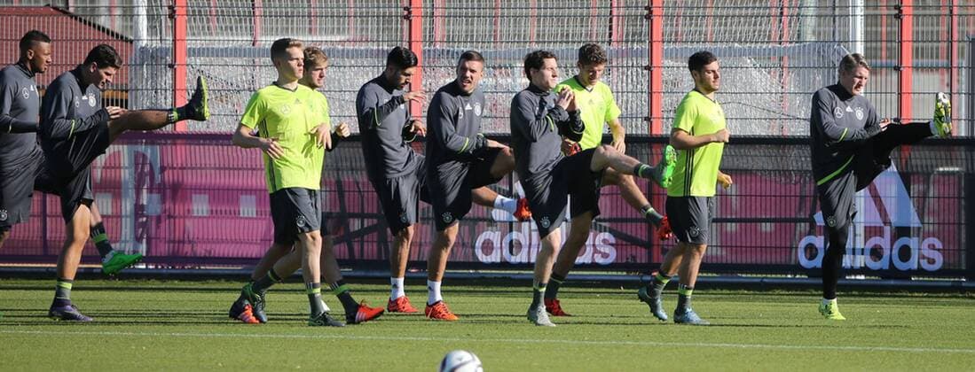 11.11.2015, DFB Team Training, Säbenerstrasse, München, Fussball, im Bild: Jerome Boateng (Deutschland), Mario Gomez (Deutschland), Matthias Ginger (Deutschland), Emre Can (Deutschland), Lukas Podolski (Deutschland), Sebastian Rudy (Deutschland), Thomas Mueller (Deutschland), Kevin Volland (Deutschland), und Bastian Schweinsteiger (Deutschland)