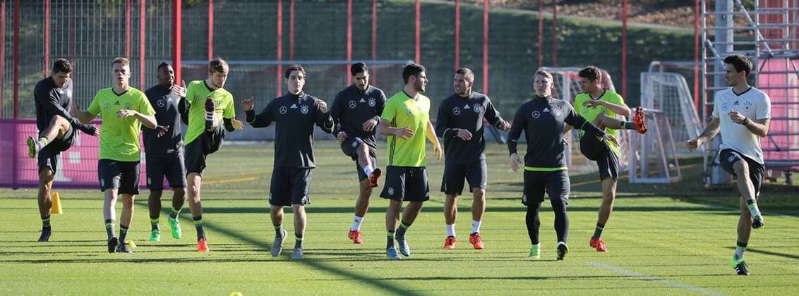 11.11.2015, DFB Team Training, Säbenerstrasse, München, Fussball, im Bild: Mario Gomez (Deutschland), Matthias Ginter (Deutschland), Jerome Boateng (Deutschland), Christoph Kramer (Deutschland), Sebastian Rudy (Deutschland), Emre Can (Deutschland), Kevin Volland (Deutschland), Lukas Podolski (Deutschland), Bastian Schweinsteiger (Deutschland), Mario Gomez (Deutschland) und Mats Hummels (Deutschland)