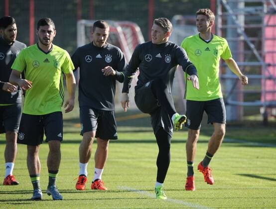 11.11.2015, DFB Team Training, Säbenerstrasse, München, Fussball, im Bild: Kevin Volland (Deutschland), Lukas Podolski (Deutschland), Bastian Schweinsteiger (Deutschland) und Thomas Mueller (Deutschland)