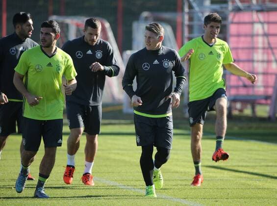 11.11.2015, DFB Team Training, Säbenerstrasse, München, Fussball, im Bild: Kevin Volland (Deutschland), Lukas Podolski (Deutschland), Bastian Schweinsteiger (Deutschland) und Thomas Mueller (Deutschland)