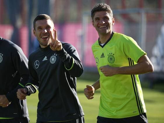 11.11.2015, DFB Team Training, Säbenerstrasse, München, Fussball, im Bild: Lukas Podolski (Deutschland) und Thomas Mueller (Deutschland)
