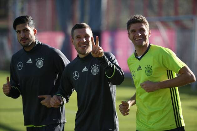 11.11.2015, DFB Team Training, Säbenerstrasse, München, Fussball, im Bild: Emre Can (Deutschland), Lukas Podolski (Deutschland) und Thomas Mueller (Deutschland)