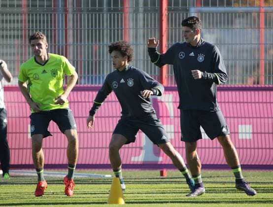11.11.2015, DFB Team Training, Säbenerstrasse, München, Fussball, im Bild: Thomas Mueller (Deutschland), Leroy Sane (Deutschland) und Mario Gomez (Deutschland)