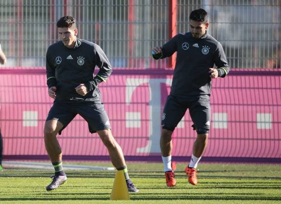 11.11.2015, DFB Team Training, Säbenerstrasse, München, Fussball, im Bild: Mario Gomez (Deutschland) und Ilkay Guendogan (Deutschland)