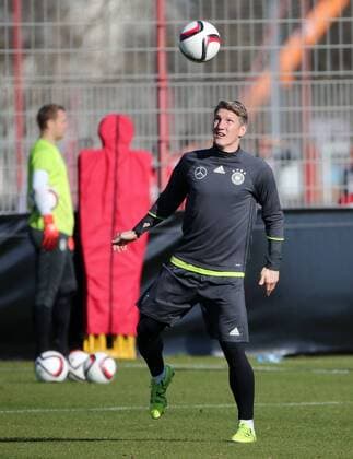 11.11.2015, DFB Team Training, Säbenerstrasse, München, Fussball, im Bild: Bastian Schweinsteiger (Deutschland)