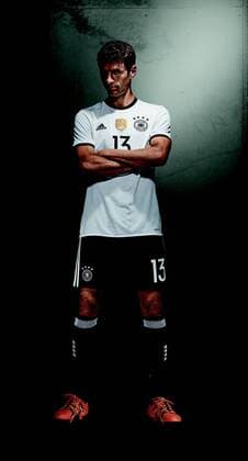 Fußball, DFB Nationalteam, Shooting im neuen EM-Trikot GER, DFB, EM-NATIONALTRIKOT 11.11.2015, Berlin, GER, DFB, EM 2016 -NATIONALTRIKOT, im Bild Thomas Müller (DFB) im neuen EM 2016 outfit Einzelaktion, Tanzkörper Ganzkoerper, Hochformat neutraler Hintergrund Studio nphxEngler