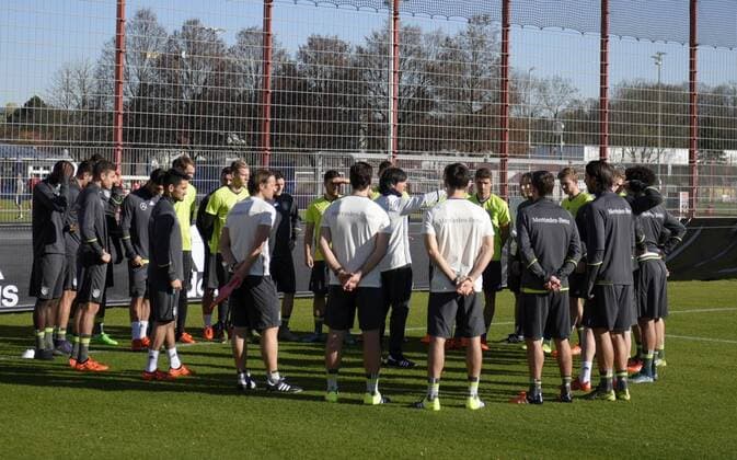 11.11.2015, Fussball Deutsche Nationalmannschaft, Zusammenkunft der Mannschaft vor dem Länderspiel gegen Frankreich, Training der deutschen Mannschaft in München beim FC Bayern an der Säbener Strasse. Trainer Joachim Löw (mitte, Deutschland) gibt Anweisungen. 