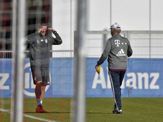 11.11.2015, Fussball Deutsche Nationalmannschaft, Zusammenkunft der Mannschaft vor dem Länderspiel gegen Frankreich, Training der deutschen Mannschaft in München beim FC Bayern an der Säbener Strasse. Nebenan trainiert der FC Bayern, Lukas Podolski (li, Deutschland) begrüßt freudig seinen Ex-Trainer Co-Trainer Hermann Gerland (FC Bayern München). 