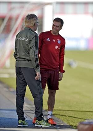 11.11.2015, Fussball Deutsche Nationalmannschaft, Zusammenkunft der Mannschaft vor dem Länderspiel gegen Frankreich, Training der deutschen Mannschaft in München beim FC Bayern an der Säbener Strasse. Nebenan trainiert der FC Bayern, Philipp Lahm (re, FC Bayern München) begrüßt Chefscout Urs Siegenthaler (Deutschland). 