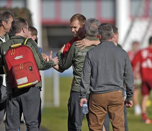 11.11.2015, Fussball Deutsche Nationalmannschaft, Zusammenkunft der Mannschaft vor dem Länderspiel gegen Frankreich, Training der deutschen Mannschaft in München beim FC Bayern an der Säbener Strasse. Nebenan trainiert der FC Bayern, Holger Badstuber (FC Bayern München) begrüßt die DFB-Mitarbeiter. 